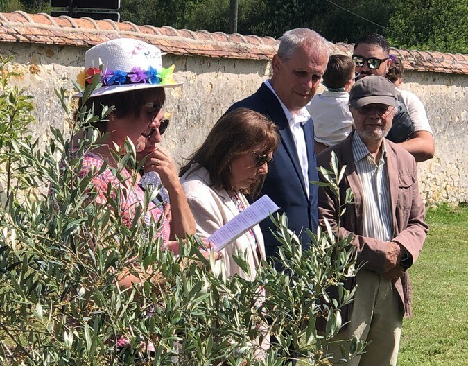 De gauche à droite : La directrice de l'école, la maman de frédérique, M. le Maire et le papa de Frédérique
