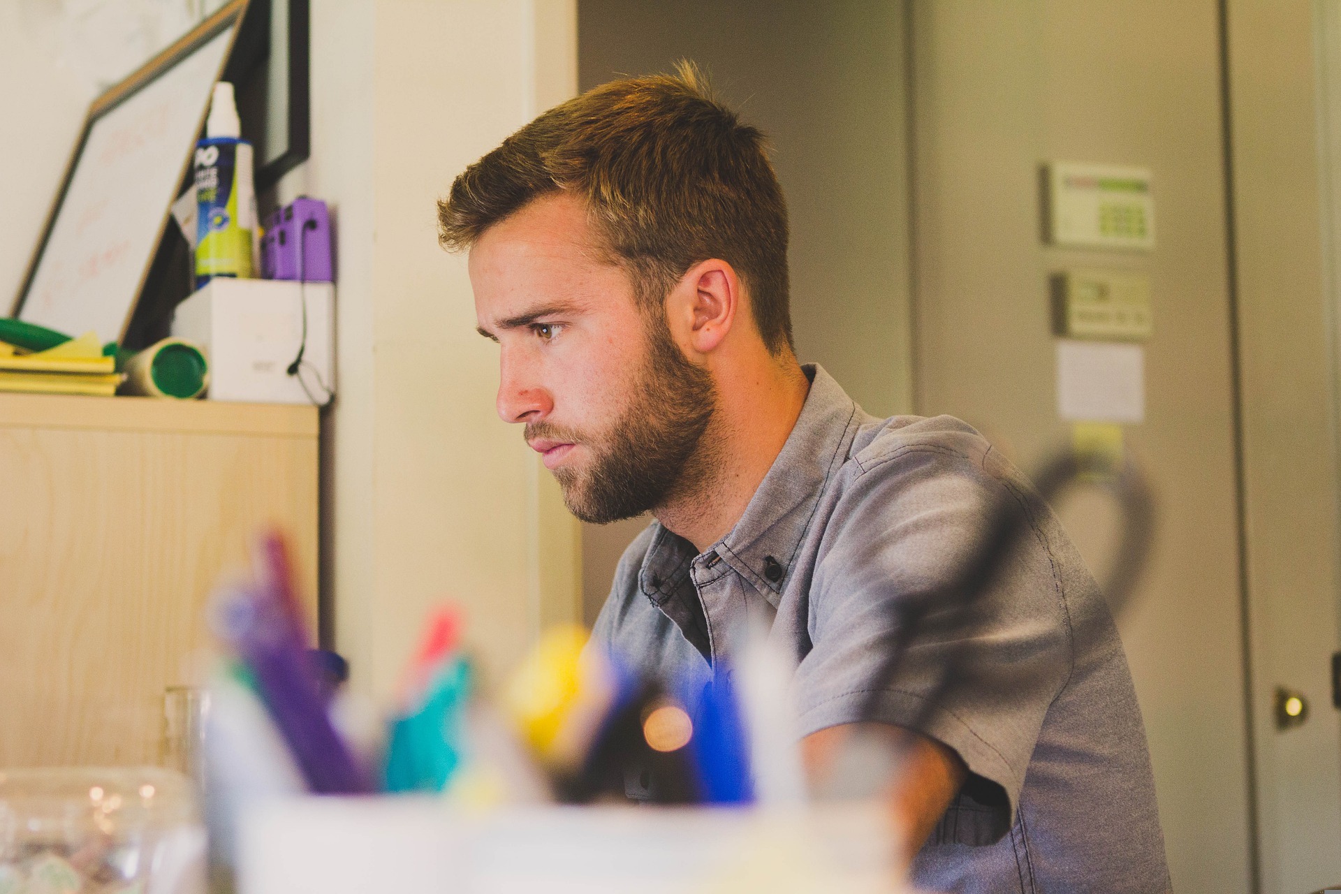 Jeune homme à son bureau