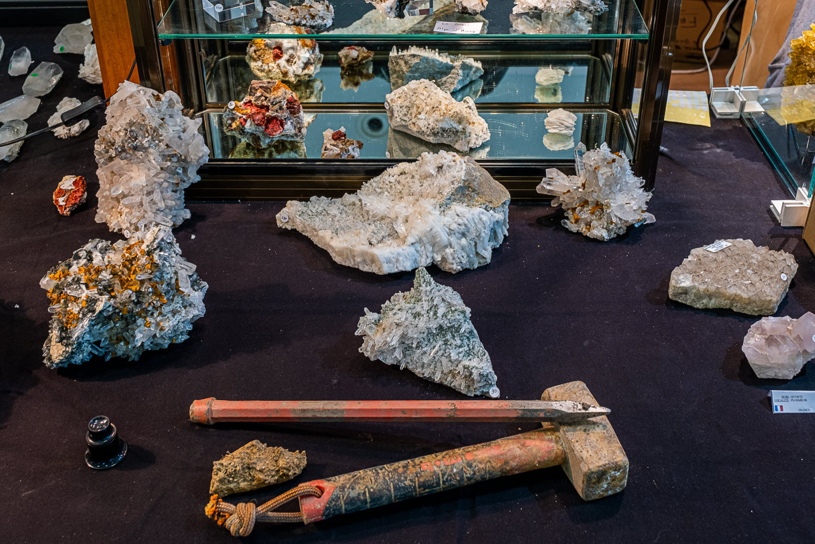 Pour extraire ces belles pièces les cristalliers passent des heures dans la pénombre souvent a plat ventre arme d'un burin et d'une masse.